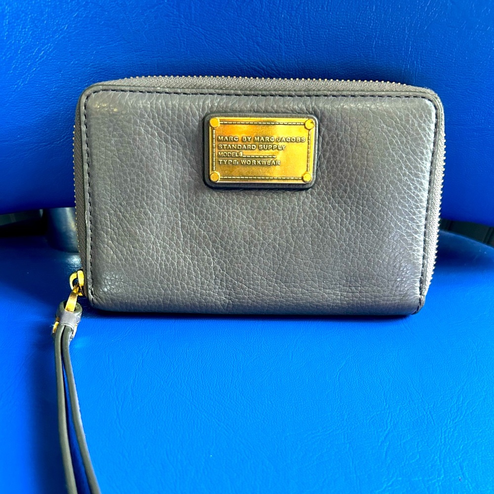 MARC BY MARC JACOBS "Wingman" Grey Pebbled Leather Phone Wallet w. Strap